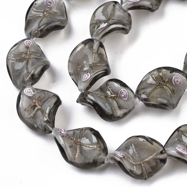 <p>Эффектная витая бусина - стеклянный листик ручной работы. Выполнена из стекла в технике лэмпворк (lampwork). На бусине изображена стилизованная розочка (круглая спираль с золотисто-медным узором). Бусины могут отличаться по форме и размеру. Оттенок может отличаться от фотографии. Цена за 5 шт.</p>