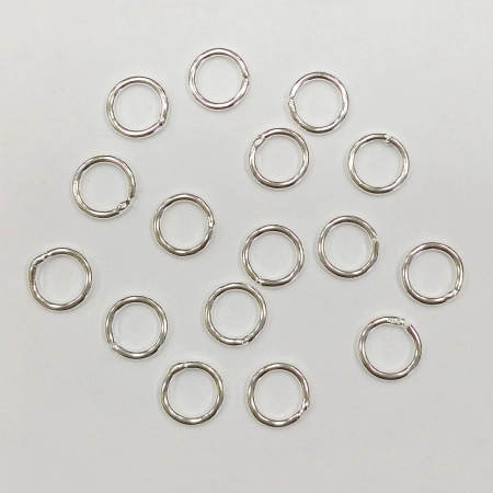 <p>Запаянные соединительные колечки (место спайки видно). Толщина около 1 мм. Можно также использовать как коннектор или пришивную петельку для бисерных или сутажных украшений. Цена за упаковку 2 грамма (примерно 16 колечек).</p>
