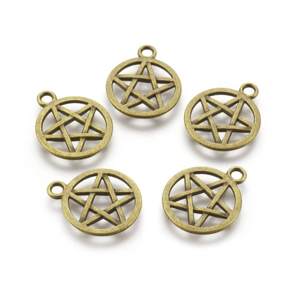 <p>Бронзовая двусторонняя подвеска - пятиконечная звезда в круге (Пентакль). Пентаграмма Могущество Света (Белая Пентаграмма) — основной защитный знак. Магический щит, отражающий злые пожелания, чары, порчу и сглаз. Оттенок может отличаться от фотографии и в разных поставках. Цена за 1 шт.</p>