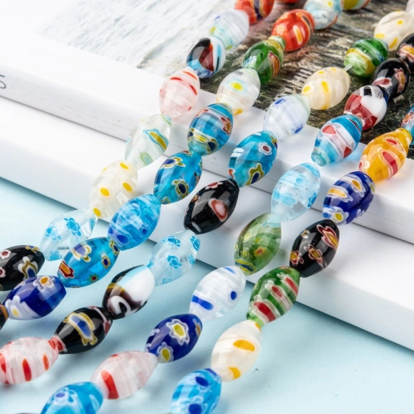 <p>Стеклянные бусины ручной работы, выполненные в технике миллефиори. Овальные бусины (форма рис) разных цветов. Бусины могут немного отличаться по форме и размеру. Оттенок может отличаться от фотографии и в разных поставках. Цена за низку (около 31 бусины), низки формируются без проверки каждой бусины на дефекты.</p>