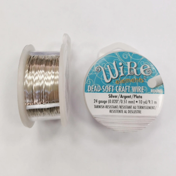 <p>Качественная не темнеющая серебристая проволока для создания украшений и других видов рукоделия. Марка Wire elements (ребрендинг марки Craft Wire pro-quality), цвет светло-серебристый (Silver non tarnish). Оттенок может отличаться от фотографии. Базовый материал - медь. Толщина 24 gauge (около 0.511 мм). Намотка может состоять из нескольких частей. Цена за катушку 10 ярдов (около 9.14 метра). Произведена в Пакистане для американской компании Bead Smith.</p>