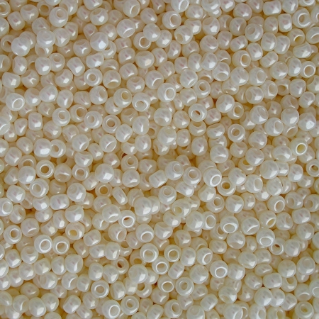 <p>
Японский бисер TOHO Round (круглый Тохо), размер 11/0 (2.2 мм). Жемчужный кремово-белый (Opaque-Lustered Navajo White). Цена за 10 грамм. Среднее количество бисерин в 1 грамме Toho 11/0 от 70 до 120 штук, может сильно варьироваться в зависимости от вида бисера.
</p>