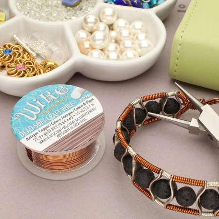 <p>Качественная не темнеющая медная проволока для создания украшений и других видов рукоделия. Марка Wire elements (ребрендинг марки Craft Wire pro-quality), цвет античная медь (Antique copper Tarnish Resistant). Базовый материал - медь. Оттенок может отличаться от фотографии и в разных поставках. Толщина 22 gauge (около 0,644 мм). Намотка может состоять из нескольких частей. Цена за катушку 15 ярдов (около 13.7 метров). Произведена в Пакистане для американской компании Bead Smith.</p>