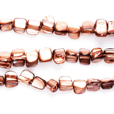 <p>Бусины из тонированного перламутра неправильной формы. Оттенок может отличаться от фотографии и в разных поставках. Размер примерно 8х7-10*8 мм. Цена за 1 низку, примерно 45 бусин. Низки формируются без проверки каждой бусины на дефекты.</p>