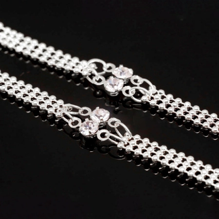 <p>Качественная корейская фурнитура класса люкс. Необычная изящная застежка для серег-гвоздиков (пусет), декорированная длинной плоской цепочкой с фианитами. Базовый материал - латунь, покрытие - родий. Оттенок может отличаться от фотографии и в разных поставках. Обратите внимание, застежки продаются поштучно, а не парами! Цена за 1 штуку.</p>