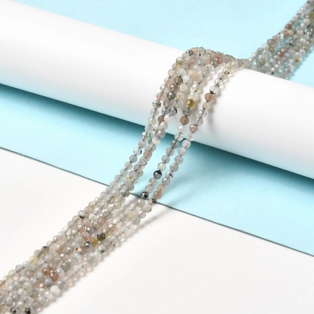 <p>
Небольшие граненые бусины из натурального камня - лабрадорита. Бусины могут немного отличаться по форме и размеру, оттенок может немного отличаться от фотографии. Эти бусины отлично подходят для серег-кисточек, изящных колье и браслетов, вышивки, бисероплетения. Цена за низку около 57 бусин (низки формируются без проверки каждой бусины на дефекты).
</p>