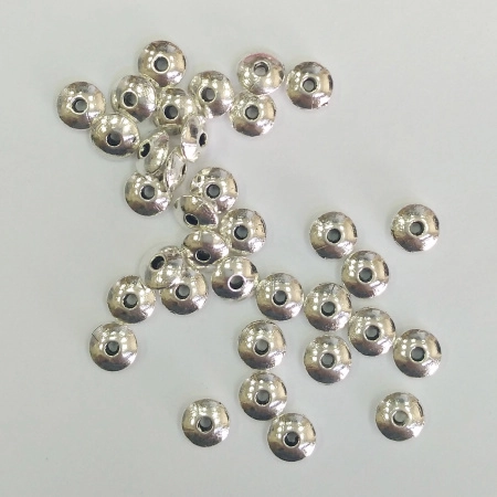 <p>
Бусина в форме слегка дутого диска (биконуса) серебряного цвета. Изготовлена из бижутерного сплава с серебристым покрытием. Размер отверстия около 1.3 мм. На покрытии возможны небольшие царапинки, пятнышки и вмятинки, возможны небольшие неровности на бусинах. Цена за 10 грамм (около 36 бусин).
</p>