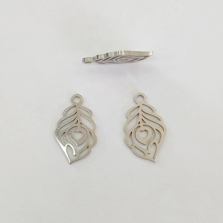 <p>Не темнеющая фурнитура. Изящная резная двусторонняя подвеска - стилизованное перо из нержавеющей гипоаллергенной стали (марка 304: используется в пищевой промышленности, не окисляется, не темнеет, не облезает). Эти подвески отлично подходят для серег и кулонов. Цена за 2 шт.</p>