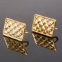<p>Качественная корейская фурнитура класса люкс. Основы для серег-гвоздиков (пуссеты) со скрытой петелькой. Декоративная часть в виде прямоугольника с геометрическим узором. Продаются с застежками. Платформа и застежка сделаны из латуни с позолотой 16 карат, гвоздик из хирургической стали. Оттенок может отличаться от фотографии и в разных поставках. Цена за пару.</p>