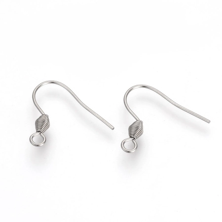 <p>Не темнеющая фурнитура из нержавеющей стали марки 304 (используется в пищевой и медицинской промышленности, не облезает, не окисляется). Лаконичные открытые основы для серег - крючки с аккуратной пружинкой, сужающейся к краям. Оттенок может отличаться от фотографии и в разных поставках. Цена за упаковку 3 грамма (около 9 пар, фасуются без проверки на дефекты).</p>