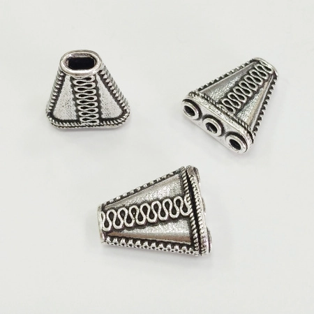 Соединитель-переходник, 21.5х18х8.5мм, Индия, треугольный, с узором-змейкой, с тремя отверстиями, базовый материал - латунь, посеребренный с чернением, 1 шт.