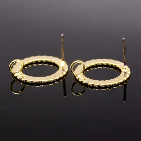 <p>Качественная корейская фурнитура класса люкс. Основы для серег-гвоздиков (пуссеты) с петелькой. Декоративная часть в виде кольца с витым узором. Продаются с застежками. Платформа и застежка сделаны из латуни с покрытием золотом 16 карат, гвоздик из хирургической стали. Оттенок может отличаться от фотографии и в разных поставках. Цена за пару.</p><p>ВНИМАНИЕ: рисунок может быть немного смазан, может быть заметен шов на кольце.</p>