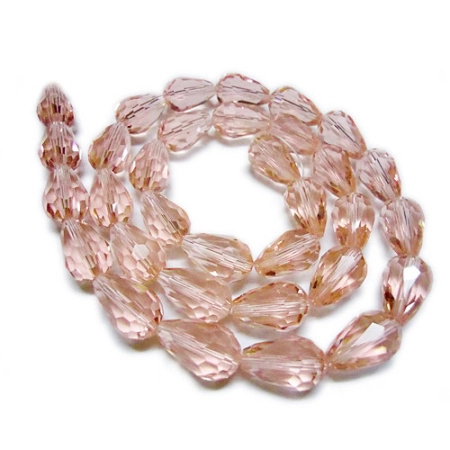 <p>Стеклянная граненая бусина - капелька, размер 8*12 мм. Цвет абрикосово-розовый, оттенок может отличаться от фотографии и в разных поставках. Низки формируются без проверки каждой бусины на дефекты. Цена за низку, около 55 бусин.</p>