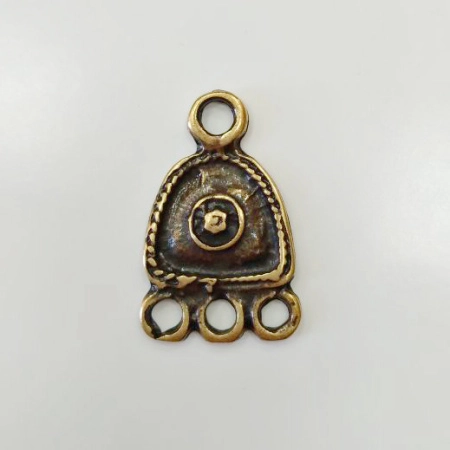 <p>Односторонний компонент для создания украшений - скругленный треугольник с тремя петельками с одной стороны и одной с другой, серия - Историческая коллекция. Качественная фурнитура для бижутерии из сплава ZAMAK (ЦАМ). Покрытие - бронза с чернением, оттенок может отличаться от фотографии. Размер может немного отличаться. Цена за 1 шт.</p>