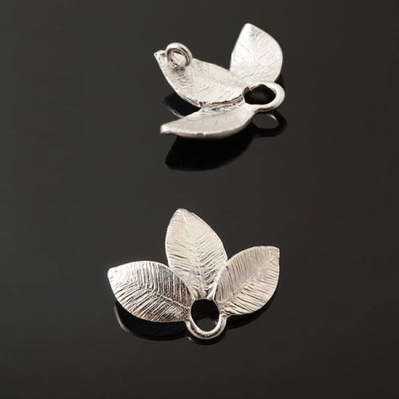 Коннектор, 15.5х13х2мм, Корея, три листика со скрытой петелькой, базовый материал - латунь, матовый родий, 1 шт. Коннектор, 15.5х13х2мм, Корея, три листика со скрытой петелькой, базовый материал - латунь, матовый родий, 1 шт.