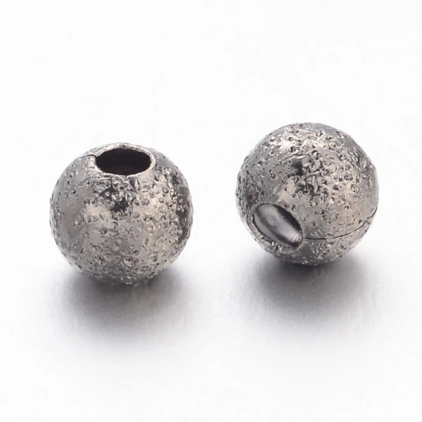 <p>
Латунная бусина с покрытием звездная пыль (stardust) цвета стали с чернением (вороненой стали). Также такие бусины называют "сахарный шарик" или "бусина с сахарным покрытием". Диаметр отверстия около 1 мм. Оттенок может отличаться от фотографии и в разных поставках. Цена за 2 грамма (около 18 штук, фасуются без проверки на дефекты).
</p>