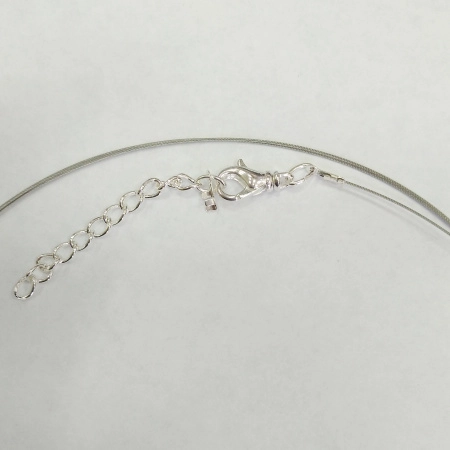 Набор для бус (колье, браслета), тросик стального цвета с посеребренными концевиками, карабином и удлинителем, базовый материал - сталь, 1 метр + 7 см <p>Набор для сборки колье, бус или браслета длиной до 107 см. В набор входит 7-жильный ювелирный тросик японского производства толщиной 0.48мм (сталь с нейлоновым покрытием) - около 1 метра, обжимные концевики с соединительными колечками (пара), застежка-карабин с вращающимся основанием 14*7мм и удлиняющая цепочка с подвеской-капелькой на конце (длина удлинителя около 4.5-6 см). Вся фурнитура посеребренная. Оттенок может отличаться от фотографии и в разных поставках. Цена за 1 набор.</p>