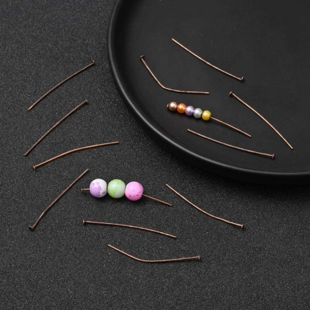 <p>Бюджетные пины со шляпкой, железо с медным покрытием. Длина 4 см, диаметр пина около 0,7 мм. Шляпка на пинах может быть не симметрична. Оттенок может отличаться от фотографии и в разных поставках. Цена за упаковку 10 грамм (примерно 55 штук).</p>