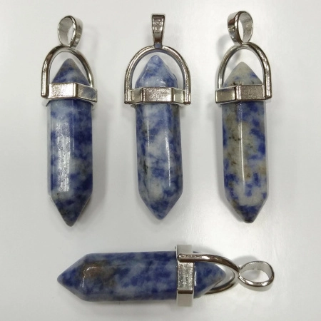 Подвеска каменная, 40х13х11мм, в форме кристалла, базовый материал - камень, содалит сине-белый с держателем стального цвета, 1 шт.