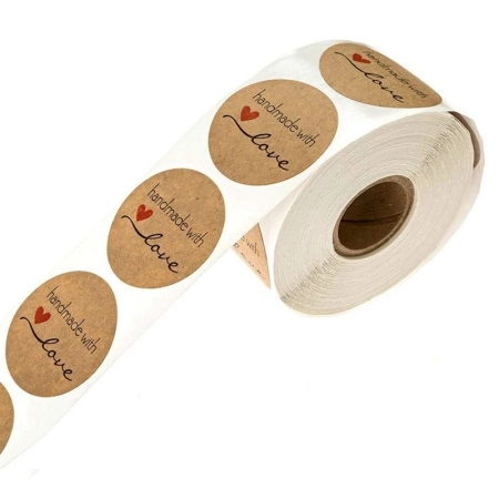 <p>
 Милые круглые самоклеющиеся стикеры с надписью handmade with love (сделано вручную с любовью) и сердечком. Размер примерно 2.5 см, может немного отличаться от заявленного. Отлично подходят для декорирования подарков, сделанных вручную. Оттенок может отличаться от фотографии и в разных поставках. Наклейки сделаны из крафт-бумаги, поставляются на катушке, в наборе около 500 наклеек.
</p>