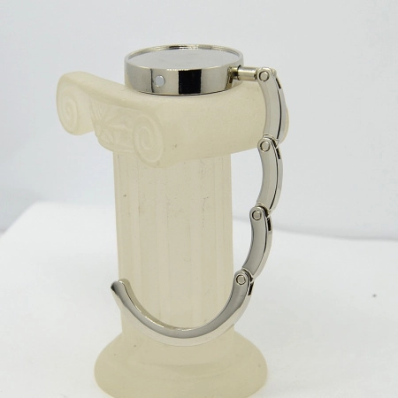 <p>Компактный складной крючок - держатель для сумки. Легко раскладывается, имеет противоскользящую основу, надежно удерживающую крючок на столе или любой другой горизонтальной поверхности. На держателе имеется платформа-рамка для декорирования. Цена за 1 шт.</p>