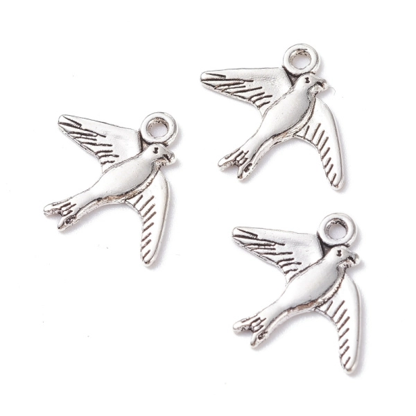 <p>Слегка выпуклая односторонняя подвеска летящая птичка (ласточка, стриж). Стиль тибетское серебро. Базовый материал - бижутерный металлический сплав, покрытие серебристое с чернением. Оттенок может отличаться от фотографии и в разных поставках. Цена за 1 шт.</p>
