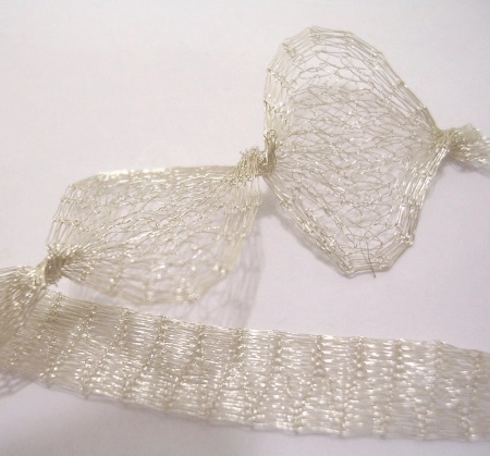 <p>Металлическая ювелирная сетка, сплетена из тонкой медной проволоки, поставляется в сложенном виде, как лента. Цвет светлое серебро.
Произведена в Турции американской компанией Beadalon (марка Artistic Wire). Цена за отрезок около 80 сантиметров. Поставляется в пластиковой баночке.</p>