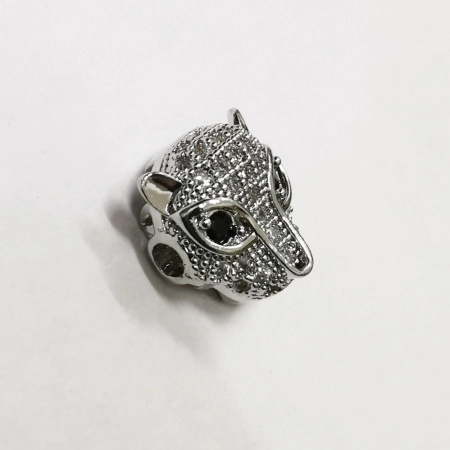 <p>Фурнитура для бижутерии Милано класса люкс (MILANO LUX). Качественный компонент для бижутерии - эффектная односторонняя бусина голова леопарда. Размер отверстия примерно 1 мм. Инкрустация фианитами двух цветов. Оттенок может отличаться от фотографии и в разных поставках. Цена за 1 шт.</p>