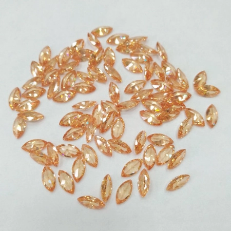 Ювелирный кристалл из фианита, 5х2.5мм, форма челнок, золотисто-абрикосовый, 1 шт.