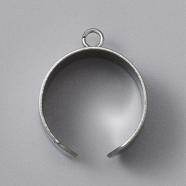 Основа для кольца, регулируемого размера, широкая, с одной петелькой, базовый материал - нержавеющая сталь, без покрытия, 2 шт. <p>Качественная широкая основа-кафф для кольца с одной петелькой для декорирования. Ширина кольца 10 мм, внешний диаметр петельки 4 мм. Размер кольца в исходном состоянии - около 18.5 мм. Кольцо разъемное, размер можно немного отрегулировать. Петелька может быть как цельной, так и разъёмной у разных колец.
Нержавеющая сталь марки 304 (используется в пищевой и медицинской промышленности, не темнеет, не облезает). Оттенок может отличаться от фотографии и в разных поставках. Цена за 2 шт.</p>