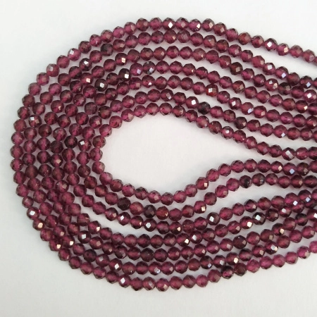 <p>Мелкие граненые бусины из камня - натурального граната, каменный бисер. Оттенок у бусин довольно холодный, напоминает аметист. Бусины могут немного отличаться по форме и размеру. Оттенок может отличаться от фотографии.
Эти бусины отлично подходят для серег-кисточек.
Цена за низку примерно 36 см (около 150-200 бусин в зависимости от размера, низки формируются без проверки каждой бусины на дефекты).</p>