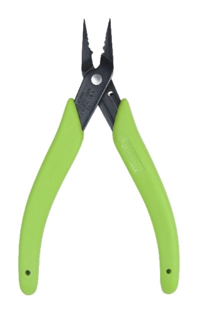 <p>
Универсальный ювелирный кримпер 4 в 1 от американской компании XURON позволяет аккуратно и быстро зажимать как круглые кримпы, так и кримпы - трубочки (1-3 мм). Подходит и для самых маленьких (микрокримпов), и для средних кримпов. Кончики кримпера представляют собой тонкогубцы с очень тонкими носиками. Очень качественный инструмент, произведен в США.
</p>
<p>
Кримпер имеет четыре отверстия: одно V-образное отверстие предназначено для формирования бороздки посередине кримпа (формирования из него книжечки). Три овальных отверстия разного размера используются для финишного зажатия кримпов вдвое. Ровная поверхность на кончиках кримпера позволяет дожать кримп при необходимости. Также ее можно использовать как тонкогубцы, чтобы зажать или согнуть проволоку или пин.
</p>
<p>
Кримпер используется для создания украшений (бижутерии) на основе ювелирного тросика или лески.
</p>
<p>
Кримпер выполнен из стали, эргономичные ручки сделаны из противоскользящего материала приятного на ощупь. Продается в пластиковом блистере. На обратной стороне инструкция на английском языке с картинками. <br>
Название от производителя: Xuron Model 494 Four-in-One Beading Crimping Pliers<br>
Цена за 1 шт.
</p>
<p>Как работать кримпером можно посмотреть <a href="https://stilnaya.com/slovar-rukodelnitsi/stati/slovar-rukodelnitsi/krimpi.html" target="_blank">здесь</a></p>
<p>ВНИМАНИЕ: кончики могут быть немного разной длины. Упаковка в последней поставке повреждена!</p>