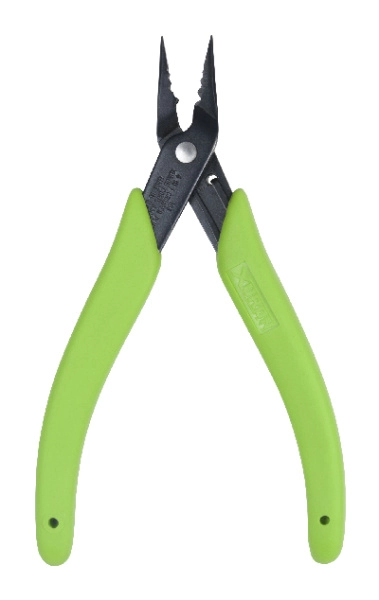 <p>
Универсальный ювелирный кримпер 4 в 1 от американской компании XURON позволяет аккуратно и быстро зажимать как круглые кримпы, так и кримпы - трубочки (1-3 мм). Подходит и для самых маленьких (микрокримпов), и для средних кримпов. Кончики кримпера представляют собой тонкогубцы с очень тонкими носиками. Очень качественный инструмент, произведен в США.
</p>
<p>
Кримпер имеет четыре отверстия: одно V-образное отверстие предназначено для формирования бороздки посередине кримпа (формирования из него книжечки). Три овальных отверстия разного размера используются для финишного зажатия кримпов вдвое. Ровная поверхность на кончиках кримпера позволяет дожать кримп при необходимости. Также ее можно использовать как тонкогубцы, чтобы зажать или согнуть проволоку или пин.
</p>
<p>
Кримпер используется для создания украшений (бижутерии) на основе ювелирного тросика или лески.
</p>
<p>
Кримпер выполнен из стали, эргономичные ручки сделаны из противоскользящего материала приятного на ощупь. Продается в пластиковом блистере. На обратной стороне инструкция на английском языке с картинками. <br>
Название от производителя: Xuron Model 494 Four-in-One Beading Crimping Pliers<br>
Цена за 1 шт.
</p>
<p>Как работать кримпером можно посмотреть <a href="https://stilnaya.com/slovar-rukodelnitsi/stati/slovar-rukodelnitsi/krimpi.html" target="_blank">здесь</a></p>
<p>ВНИМАНИЕ: кончики могут быть немного разной длины. Упаковка в последней поставке повреждена!</p>