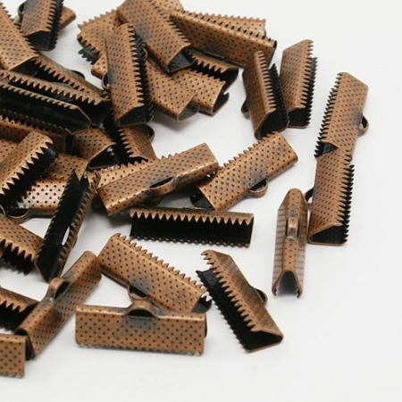 <p>Бюджетные концевики - зажимы для лент, цена за 10 грамм (около 6 пар, фасуются без проверки на дефекты). Оттенок может немного отличаться от представленного на фотографии. Хорошо подходит для:<ul>
<li>ленты</li>
<li>плоского кожаного шнура</li>
</ul></p>