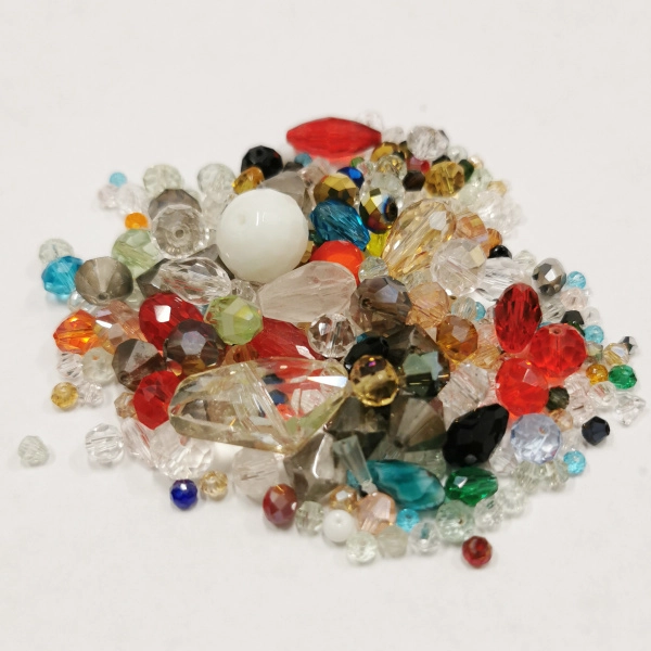 Бусины стеклянные, 2-30мм, граненые, микс форм, размеров и цветов, 70 грамм <p>Бюджетные стеклянные граненые бусины разных форм, цветов и размеров. Бусины могут отличаться от представленных на фотографиях - каждый микс уникален. Цена за упаковку 70 грамм (бусины фасуются на вес без проверки на дефекты).</p>