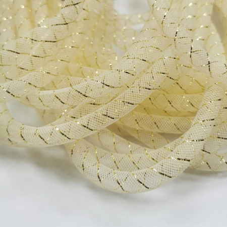 Бижутерная сетка-рукав, 8мм, бледно-желтая с золотистой нитью, 10 метров <p>
Бижутерная сетка-рукав, сплетена из пластиковых кремовых (бледно-желтых) и золотистых нитей. Оттенок может отличаться от фотографии. Толщина может отличаться от заявленной на +-1.5 мм. Сетку можно наполнить бисером или бусинами, надеть на неё сверху бусины или подвески с не очень маленьким отверстием, завязать в нужном месте узелком. По возможности, продается цельным куском, однако, может поставляться несколькими отрезами. Цена за 10 метров.
</p>