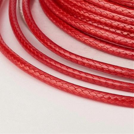 <p>Плетеный синтетический шнур, цвет красный, шнур красиво блестит. Оттенок может отличаться от фотографии и в разных поставках. Шнур может немного отличаться по толщине от заявленного. К этому шнуру лучше брать концевики с внутренним диаметром 2.5 мм - в меньший концевик шнур может быть сложно вставить из-за распушенного кончика. Цена за катушку, около 80 метров (намотка может состоять из нескольких частей).</p>