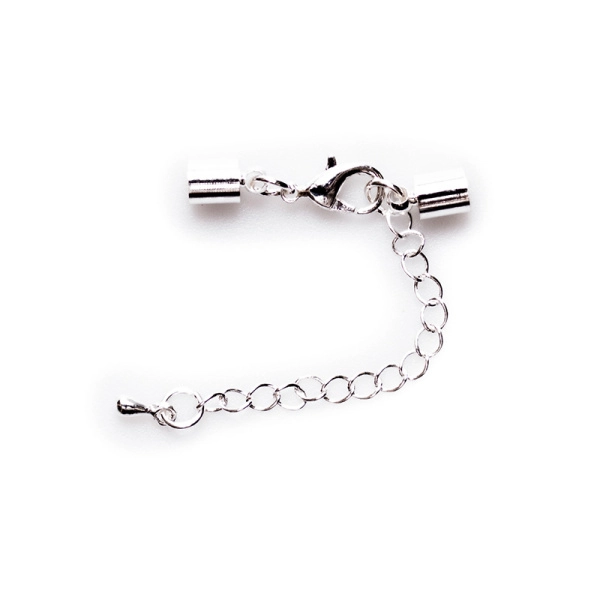 <p>Набор для окончания украшения на шнуре с круглым сечением или из бижутерной сетки. В набор входят клеевые концевики, к одному концевику прикреплена застежка карабин (лобстер), к другому - цепочка-удлинитель длиной 4.5 см. и декоративной капелькой на конце. Цвет под серебро. Оттенок может отличаться от фотографии и в разных поставках. Цена за 1 набор.</p><p>ВНИМАНИЕ: На покрытии возможны царапинки, пятнышки, пузырьки.</p>