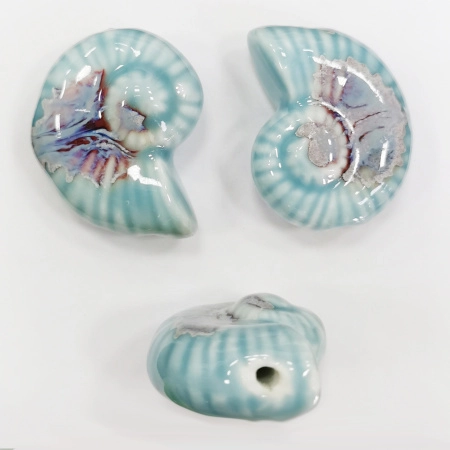 Бусина керамическая, 39х32х18мм, ракушка, светло-голубая с сине-голубым и бордовым, 1 шт.