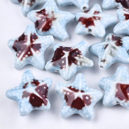 <p>Крупная эффектная керамическая бусина - морская звездочка ручной работы. Бусина покрыта глазурью светло-голубого цвета с бордовыми и белыми узорами. Цвет может отличаться от фотографии. Бусины могут отличаться по форме и размеру, рисунок на каждой бусине уникален. Отверстие может быть сделано не очень аккуратно. Диаметр отверстия - около 2.5 мм. Цена за 1 бусину.</p>