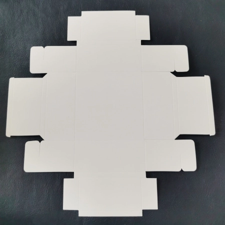 <p>Лаконичная подарочная коробочка из картона белого цвета. Поставляется в разобранном виде (основание + крышка), требуется склеивание (клей в комплект не входит!). Внутренний размер коробочки 6.2*6.2*3.1 см. Коробочку можно задекорировать при помощи штампов или аппликации (рекомендуется это делать до сборки). Цена за 5 коробочек.</p>