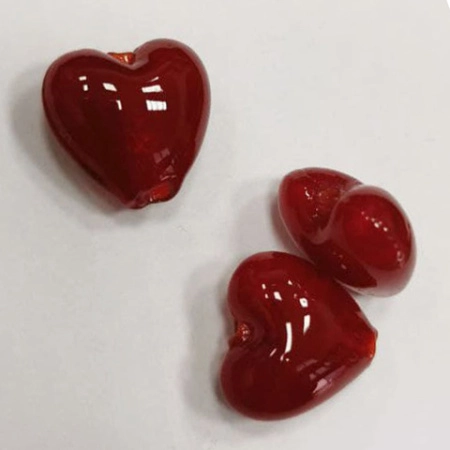 <p>Бусина-сердечко лэмпворк ручной работы красного цвета. Оттенок может отличаться от фотографии. В разных поставках цвет может варьироваться от оранжево-красного до бордового. Внутри - фольга. Бусины могут немного отличаться по форме и размеру. Отверстие может быть сделано не очень аккуратно; на бусинах могут быть небольшие неровности. Цена за 5 шт.</p>