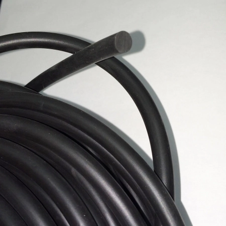 <p>Толстый резиновый шнур диаметром около 6 мм. Хорошо подходит в качестве основы для оплетания кожей, нитками, бисером. Оттенок может отличаться от фотографии и в разных поставках. Цена за 1 метр.</p>