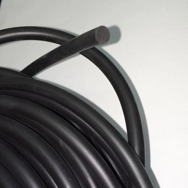 <p>Толстый резиновый шнур диаметром около 6 мм. Хорошо подходит в качестве основы для оплетания кожей, нитками, бисером. Оттенок может отличаться от фотографии и в разных поставках. Цена за 1 метр.</p>