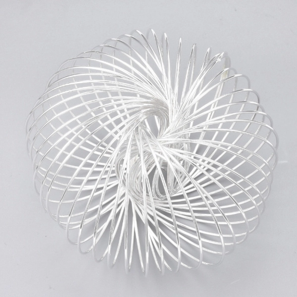 <p>Толстая проволока с памятью для браслета, стальная. Светло-серебристого цвета. Оттенок может отличаться от фотографии. Толщина проволоки 1 мм, диаметр витка около 5.5 см. Цена за 25 витков. Максимальная длина одним куском - 25 витков.</p><p>ВНИМАНИЕ: возможны пятнышки на покрытии.</p>