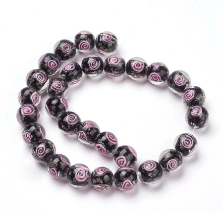 <p>Стеклянная бусина лэмпворк ручной работы. Бусина черного цвета со спиральным узором розового цвета и золотистыми блестками. Оттенок может отличаться от фотографии. Диаметр отверстий - около 1.2-1.6 мм. Бусины могут немного отличаться по форме и размеру. Цена за 2 шт.</p>