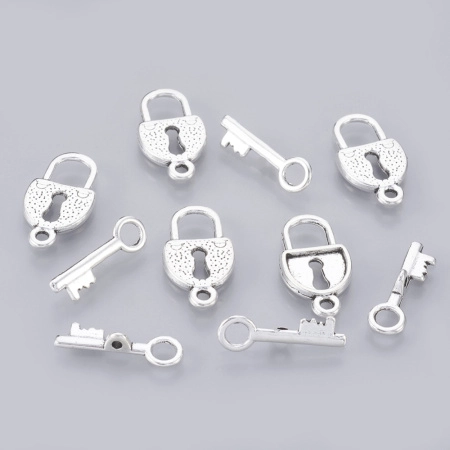 <p>Замочек-тогл в форме амбарного замка и ключа. Стиль "тибетское серебро". Размер тоггла 21*11 мм, палочки - 19*6 мм. Цена за 1 шт.</p>