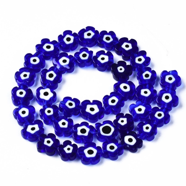 <p>Стеклянные бусины - цветочки ручной работы, выполнены в технике миллефиори (миллефьори). Бусины насыщенного синего цвета с бело-чёрной серединкой, напоминающей глаз. Иногда предметы с такими глазками используют как амулет от сглаза. Оттенок может отличаться от фотографии и от партии к партии. Бусины могут существенно отличаться по форме и размеру. В низке около 18 бусин, низки формируются без проверки каждой бусины на дефекты. Цена за низку.
</p>