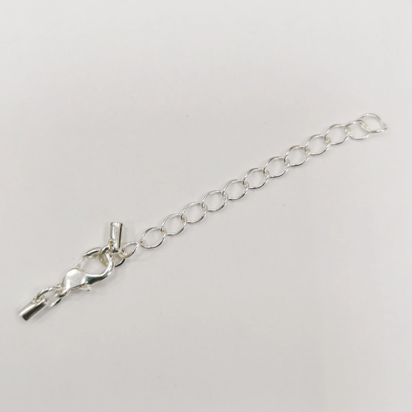 <p>Набор для окончания украшения на шнуре с круглым сечением, подходит для шнура 2 мм. В набор входят клеевые концевики, к одному концевику прикреплена застежка карабин (лобстер), к другому - неразъемная удлиняющая цепочка со звеньями примерно 5*3.5 см длиной около 5 см. Просто закрепите концевики и украшение готово! Базовый материал латунь, покрытие - серебро 925 пробы (гальваническое напыление). Оттенок может отличаться от фотографии и в разных поставках. Произведено американской компанией Beadalon (Бидалон) в Китае. Цена за 1 набор.</p><p>ВНИМАНИЕ: покрытие немного темнее, чем стандартное посеребрение.</p>