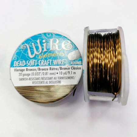 <p>Качественная не темнеющая бронзовая проволока для создания украшений и других видов рукоделия. Марка Wire elements (ребрендинг марки Craft Wire pro-quality), цвет винтажная бронза (VINTAGE BRONZE Tarnish Resistant). Оттенок может отличаться от фотографии и в разных поставках. Базовый материал - медь. Толщина 20 gauge (около 0,812 мм). Намотка может состоять из нескольких частей. Цена за катушку 10 ярдов (около 9.1 метров). Произведена в Пакистане для американской компании Bead Smith.</p>